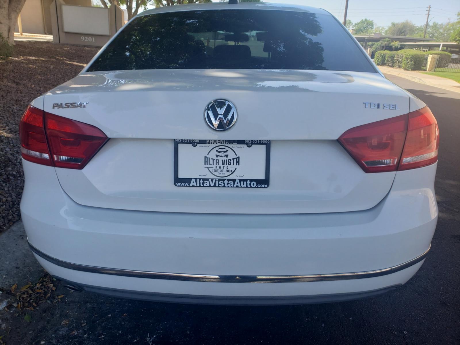 2013 WHITE /gray and black Volkswagen Passat tdi highline (1VWCN7A31DC) with an 2.0L L4 DOHC 16V engine, 6-Speed Automatic transmission, located at 323 E Dunlap Ave., Phoenix, AZ, 85020, (602) 331-9000, 33.567677, -112.069000 - 2013 Volkswagen Passat TDI SEL Premium,...... EXCELLENT condition, A Real Must See!!.... No accidents, Ice cold ac front and rear, Stereo/CD Player, Satellite compatible, Bluetooth, Phone sync, Backup camera, Navigation, Clean Black and Gray interior with Black Leather seats in near perfect conditio - Photo #7